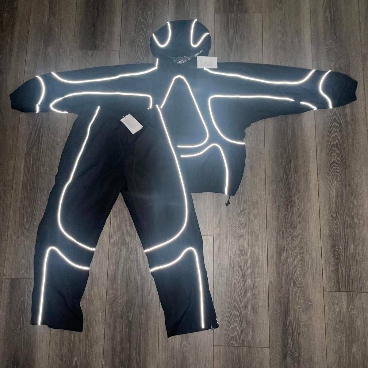 Men's reflective nylon tracksuit with white piping and sporty windbreaker design